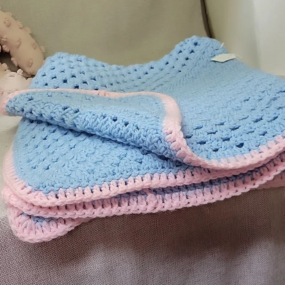 Vintage Hand made  crocheted  blue with‎ pink trim blanket